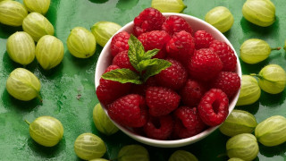Raspberries green leaf closeup food - a green surface free wallpaper