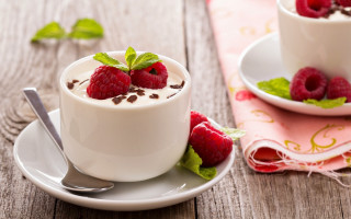 Chocolate pudding raspberries plate spoon - a napkin free wallpaper
