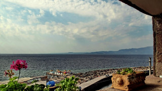 Water boat flower panorama mountain - a flower pot free wallpaper for desktop