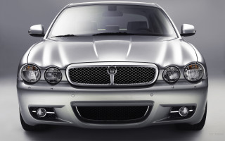 Silver car studio photo gradient - a black stripe free wallpaper