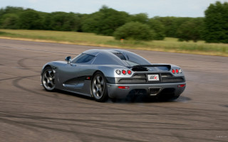 Silver sports car driving motion - a silver sports car free wallpaper