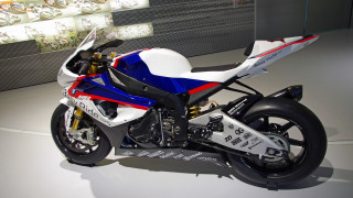 Motorcycle display glass window white - plasticien free wallpaper