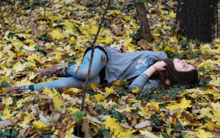 Woman lying autumn leaves flower 2 - alice prin free wallpaper