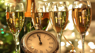 Clock champagne glasses table christmas - decadent free wallpaper