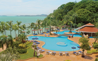 Resort pool beach chairs umbrella - chair and umbrellas free wallpaper