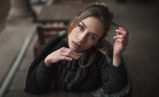 Woman portrait elina karimova serious - a woman sitting free wallpaper