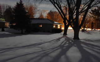 Snowy house night tree shadow - ground free wallpaper