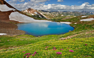 Blue lake mountains flowers sunny 2 - the grass below free wallpaper
