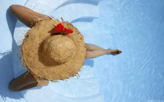 Woman straw hat water pool - summer free wallpaper for desktop