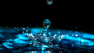 Water bubble light bulb blue - a water droplet free wallpaper