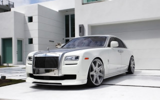 Rollsroyce white building dog door - the door handle free wallpaper