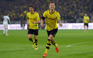 Soccer player running stadium blurry - a soccer player free wallpaper