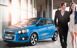 Man woman blue car brick - free cars wallpaper