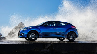 Blue car driving water sunny - a wave of water free wallpaper