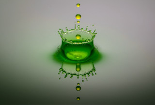 Green liquid splash crown reflection - crown free wallpaper