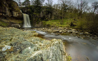 Waterfall tiltshift nature rocks trees - free spring wallpaper for desktop