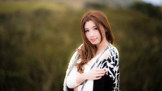 Woman blackwhite scarf portrait bokeh - sweater free wallpaper for desktop