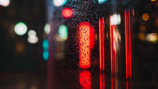 Red trafficlight tallbuilding night rain - rain free wallpaper for desktop