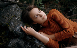 Woman leaning rock forest aurora - a rock in a forest free wallpaper
