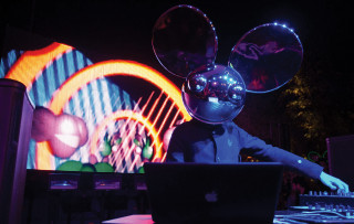 Mouse costume laptop dj booth - interactive free wallpaper