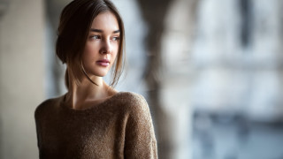 Woman brown sweater serious portrait - a brown sweater free wallpaper