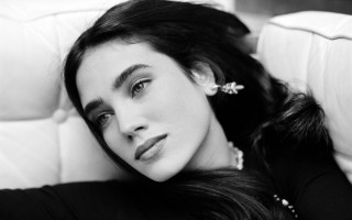 Woman couch pearls jewelry blackandwhite - jewelry free wallpaper