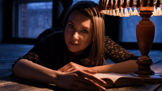 Woman reading lamp table barbizon - anamorphic len free wallpaper