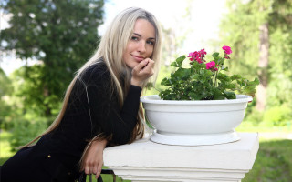 Eszter mattioni portrait blurry nature - a white table free wallpaper