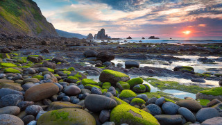 Rocky beach mossy sunset landscape - green moss free wallpaper