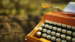 Typewriter closeup bokeh blurry background - analog free wallpaper