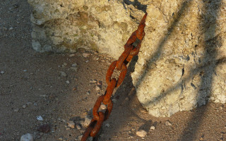 Rusted chain rock wall shadow - a rock wall free wallpaper