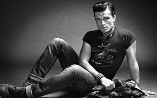 Man sitting crossed gear tachisme - his leg free wallpaper for desktop