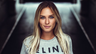 Blonde woman hallway profile destijl - a t free wallpaper