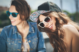 Smiling women sunglasses hats blurry - a hat and sunglasses free wallpaper