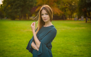 Woman green dress park blurry - a picture in a park free wallpaper