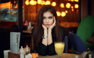Woman orangejuice cafe bokeh portrait - a bottle free wallpaper