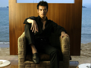 Man sitting chair ocean arms - his leg free wallpaper