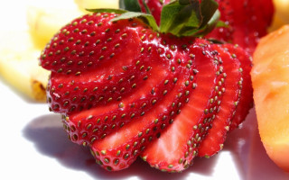 Strawberry banana closeup food photorealism - free valentines wallpaper
