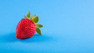Strawberry greenleaf bluebackground shadow minimalist - the left side free wallpaper