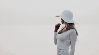 Woman hat water phone fashion 2 - a white hat free wallpaper