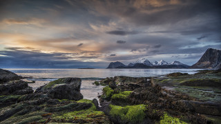 Rocky shore mountains misty sky - moody free wallpaper