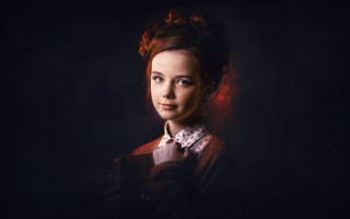 Woman tie sweater dark background - a picture in the dark free wallpaper