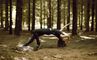 Woman handstand woods cityscape beach - a trail free wallpaper