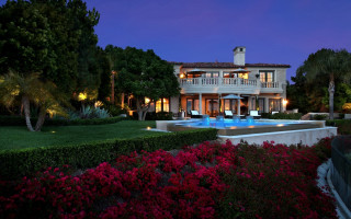 Luxury house pool autumn night - free architecture wallpaper