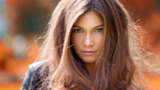 Woman greeneyes serious portrait blonde - her face and shoulders free wallpaper