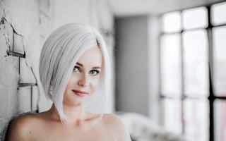 White hair woman brick wall - a picture in front free wallpaper for desktop
