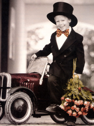 Young boy suit hat suitcase - free retro wallpaper for mobile
