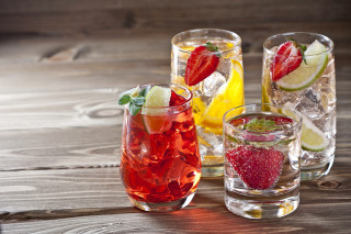 Glasses drinks fruit wooden table - a table top free wallpaper