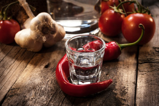Glass water red peppers garlic - bela čikoš sesija free wallpaper