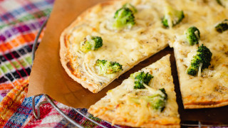 Pizza broccoli wooden board autumn - broccoli free wallpaper